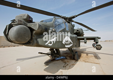 AH - 64D Apache Longbow bei COB Speicher, Tikrit, Irak, während der Operation Iraqi Freedom Stockfoto