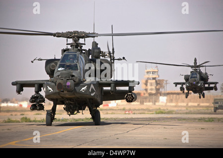 Zwei AH-64 Apache Hubschrauber Rückkehr von einer Mission über den nördlichen Irak während der Operation Iraqi Freedom. Stockfoto