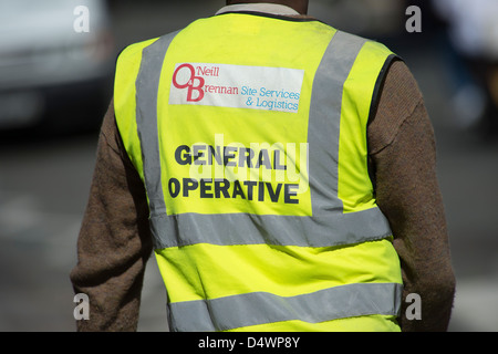 Arbeiter mit Warnweste vor Ort in England. Stockfoto