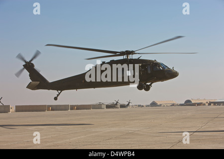 Ein UH-60 Black Hawk Hubschrauber Landung auf einer Militärbasis im Irak. Stockfoto