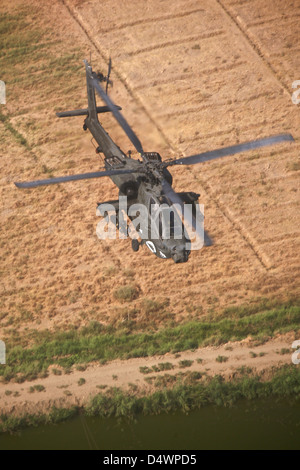 Ein AH - 64D Apache Longbow Hubschrauber im Flug über Nord-Irak. Stockfoto