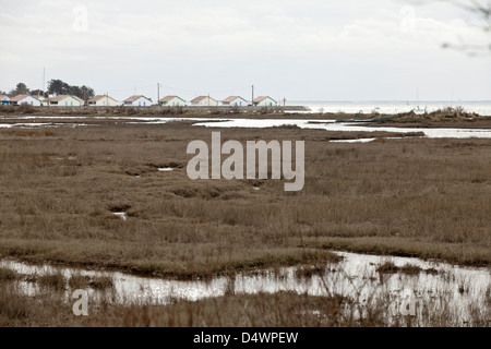 Die Austernzucht Hafen, von den Salzwiesen auf Ares, Gironde, Frankreich Stockfoto