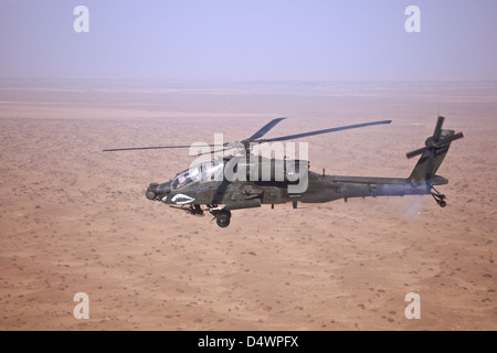 Ein AH - 64D Apache Longbow feuert eine Rakete Hydra 70, während auf einer Mission in Nordirak. Stockfoto