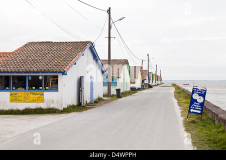 Oyster Farmer es Kabinen mit Austern-Verkostung in den Hafen von Ares, Gironde, Frankreich Stockfoto