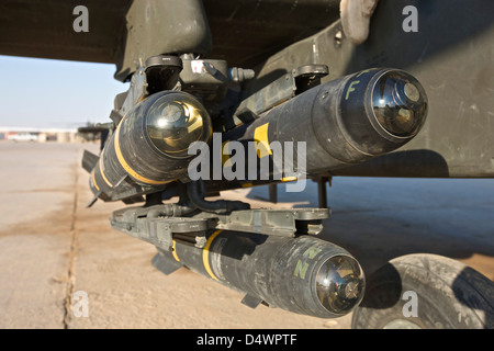 Nahaufnahme der Hellfire-Raketen auf ein AH - 64D Apache Longbow Hubschrauber, Tikrit, Irak. Stockfoto