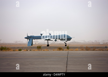 Ein MQ-1 Predator unbemannten des Rollens bei COB Speicher, Tikrit, Irak, während der Operation Iraqi Freedom. Stockfoto