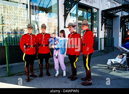 Gruppe von Menschen sprechen und posieren für ein Foto mit RCMP (Royal Canadian Mounted Police) in Ottawa, Ontario; Kanada Stockfoto