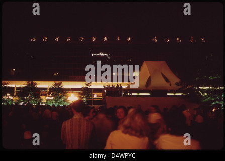 Das „D'aug Days“-Festival im August 1973 am Fountain Square bietet Kunstfeste, darunter eine Tanzgruppe, die auf einem Dach auftritt. Die Veranstaltung zeigt Kunst und kulturellen Ausdruck in der Gemeinschaft in einem öffentlichen Rahmen. Stockfoto