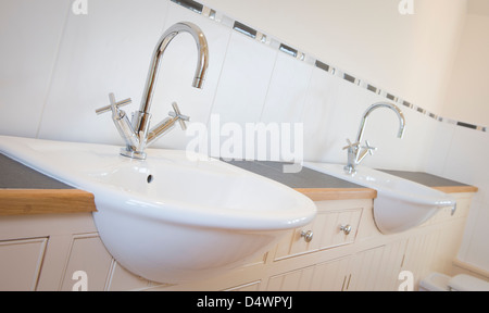 Ein modernes Bad mit zwei Waschbecken Stockfoto, Bild: 234439095 - Alamy