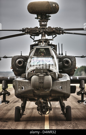 Hoher Dynamikbereich Bild eines AH-64 Apache Hubschrauber auf dem Laufsteg im Flugbetrieb, Conroe, Texas. Stockfoto