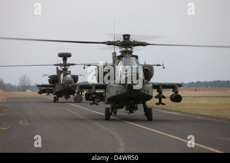 Zwei AH-64 Apache Hubschrauber sitzen auf dem Laufsteg im Flugbetrieb, Conroe, Texas. Stockfoto