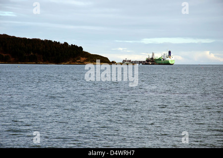 Tanker Schiff festgemacht durch die Ethylen-Anlage am Mossmorran in Fife, Schottland. Stockfoto