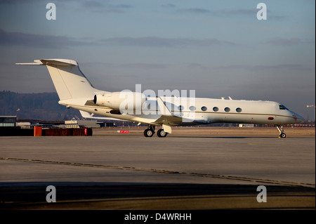 Flugplatz Stuttgart, Deutschland - VIP-Jet C-37A des obersten Hauptquartier der Alliierten Mächte Europa, United States Air Forces in Europe. Stockfoto