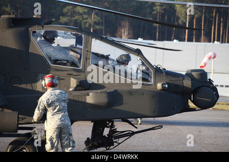 US-Armee AH - 64D Apache Helikopter-Piloten führen Preflight-Prüfungen bei Letzlingen Army Training Center, Germany. Stockfoto