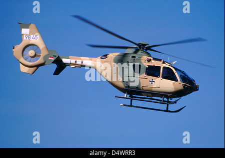 Ein Eurocopter EC-635 für die irakische Luftwaffe auf einem Testflug mit temporären deutsche militärische Seriennummer, Manching, Deutschland. Stockfoto