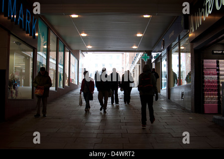 Shopper in Cross Cheaping, Coventry City Centre, Großbritannien Stockfoto