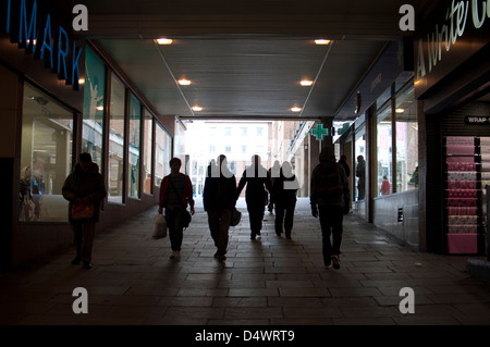 Shopper in Cross Cheaping, Coventry City Centre, Großbritannien Stockfoto