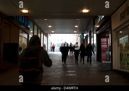 Shopper in Cross Cheaping, Coventry City Centre, Großbritannien Stockfoto