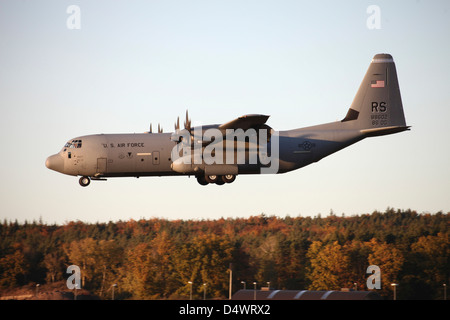 Eine C-130J Super Hercules bereitet für die Landung auf der Ramstein Air Base, Deutschland. Stockfoto