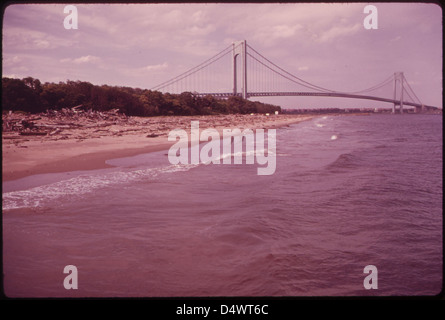 Die Verrazano-Narrows-Brücke überquert New York Bay und verbindet Staten Island und Brooklyn 06/1973 Stockfoto