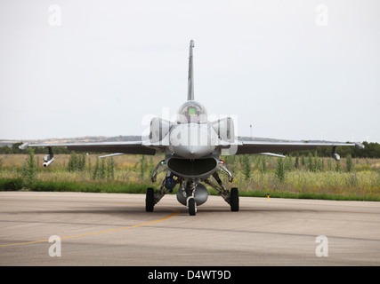 Polnische F - 16C Block 52 mit conformal Fuel Tanks und Scharfschützen targeting pod Rollen Airfield Albacete, Spanien. Stockfoto