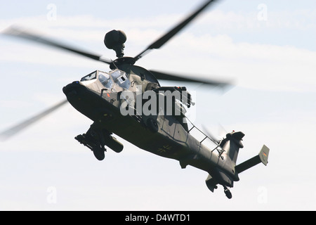Eine deutsche Armee Tiger Eurocopter mit Gunpod im Flug über Deutschland. Stockfoto