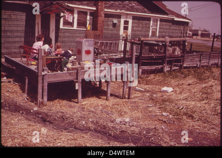 Abfälle von diesem Haus in Broad Channel werden in Jamaica Bay Via Graben transportiert. Der Gemeinschaft fehlt ein kommunales Abwassersystem 05/1973 Stockfoto