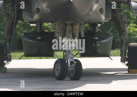 Zwei Taurus Marschflugkörper auf einem Tornado-Flugzeuge der deutschen Luftwaffe. Stockfoto