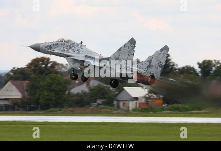 Slowakische Luftwaffe MIG-29 Fulcrum abheben, geschmückt mit einer experimentellen digitalen Camouflage, Hradec Kralove, Tschechische Republik. Stockfoto