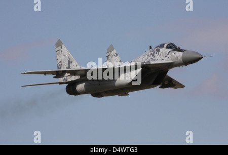 MIG-29 der slowakischen Luftwaffe in digital Tarnung in Hradec Kralove, Tschechische Republik. Stockfoto