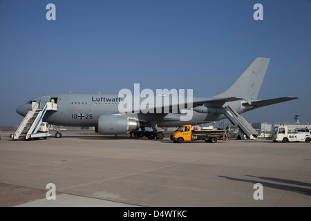 Ein Airbus A310 MRTT Tanker von der deutschen Luftwaffe nach einer Mission, Flughafen Köln-Bonn, Deutschland. Stockfoto