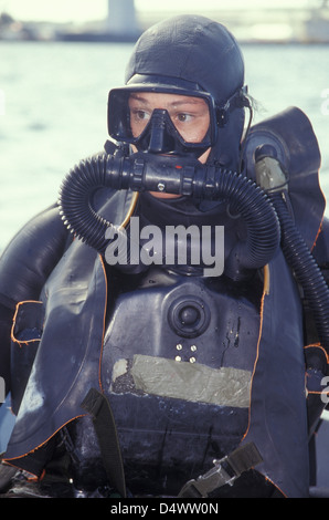 Navy SEAL Bekämpfung Schwimmer tragen eine Closed Circuit Rebreather. Stockfoto