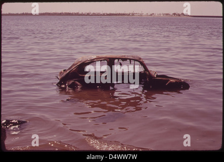 Verlassenes Auto in Jamaica Bay 06/1973 Stockfoto