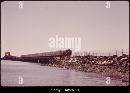 New Yorker U-Bahn ist oberirdisch überquert es Jamaica Bay Area 06/1973 Stockfoto