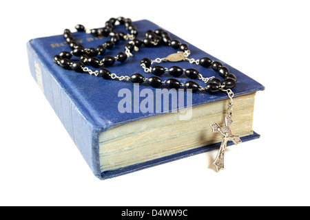 Rosenkranz und Kreuz Marterrad über eine Bibel. Stockfoto