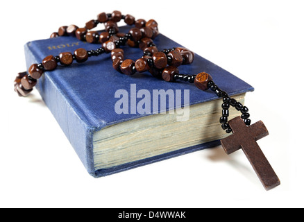 Rosenkranz und Kreuz Marterrad über eine Bibel. Stockfoto