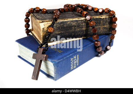 Rosenkranz und Kreuz Marterrad über zwei Bibeln Stockfoto