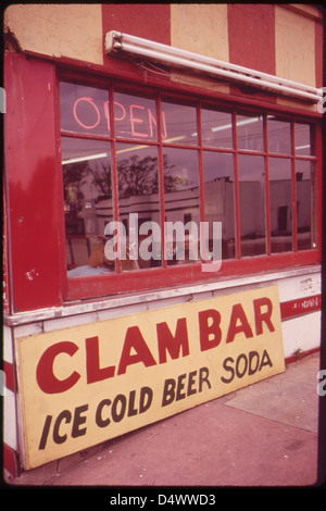 Snack-Bar im Sommer Gemeinschaft von Broad Channel auf Jamaica Bay. 05/1973 Stockfoto