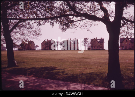 Ein Foto aus dem Mai 1973, das einen Teil der historischen Offizieren Row in Fort Hancock in Sandy Hook, New Jersey zeigt. Das Bild zeigt die Architektur und Geschichte dieser militärischen Installation. Stockfoto