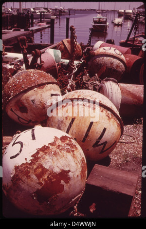 Ein Foto aus dem Mai 1973, das alte Bojen auf einem Kai in Staten Island, New York, zeigt einen Einblick in die maritime Infrastruktur in der Gegend. Stockfoto