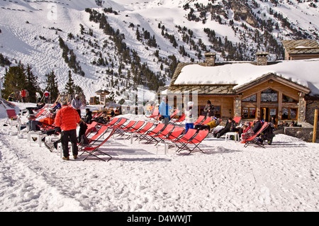 Menschen, die Ruhe auf der Terrasse ein Ski-Resort-Restaurant - Arc 1950, Alpen, Frankreich Stockfoto