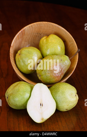 Bartlett oder Williams-Birnen in einer Holz-Schüssel auf einem Holztisch Stockfoto