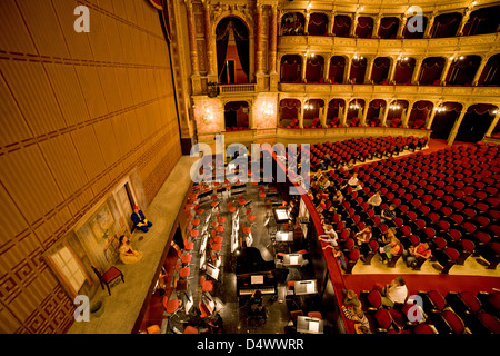 Auditorium, Orchester und Bühne, Innere der Oper von Budapest in Ungarn. Stockfoto