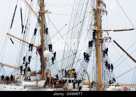 Segler, die Takelage von uns klettern Schiffe Küstenwache Schiff während Tall Festival 2008-Victoria, British Columbia, Kanada. Stockfoto