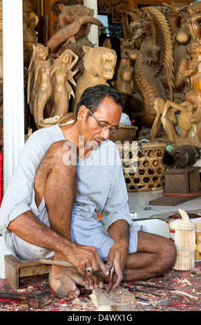 Ein Mann macht Kunsthandwerk aus Holz in Indonesien Stockfoto