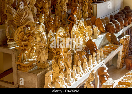 Kunsthandwerk aus Holz zu verkaufen in Indonesien Stockfoto