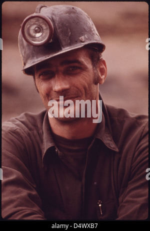 Dieses Foto aus dem Jahr 1974 zeigt Bergleute, die ihre Schicht von 16:00 UHR bis Mitternacht in der Virginia-Pocahontas Coal Company Mine Nr. 4 in Richlands, Virginia, beginnen. Stockfoto