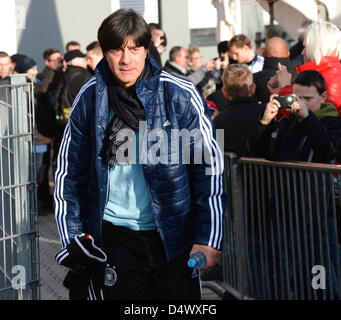 Deutschlands Trainer Joachim Loew geht zu seinem Platz während des Trainings der deutschen Fußball-Nationalmannschaft in Frankfurt Main, Deutschland, 19. März 2013. Deutschland bereitet sich auf die bevorstehende WM-Qualifikationsspiel gegen Kasachstan in Astana am 22. März. Foto: ARNE DEDERT Stockfoto