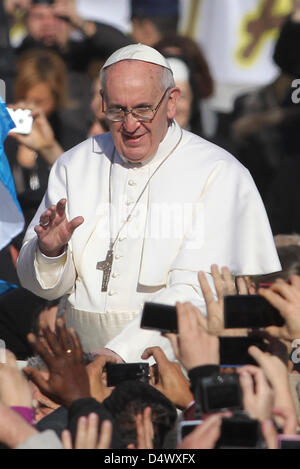 Vatikan, Rom, Italien. 19. März 2013. Papst Francis feiert seine Installation Messe auf dem Petersplatz im Vatikan, Dienstag, 19. März 2013. Papst Francis hat aufgefordert, Prinzen, Präsidenten, Scheichs und Tausende von Menschen versammelten sich zu seiner Installation Masse, die Schöpfung Gottes, die schwächsten und ärmsten der Welt zu schützen. Bildnachweis: Marco Iacobucci / Alamy Live News Stockfoto