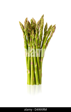 Frischer grüner Spargel isoliert auf weißem Hintergrund, Schneidepfad enthalten Stockfoto